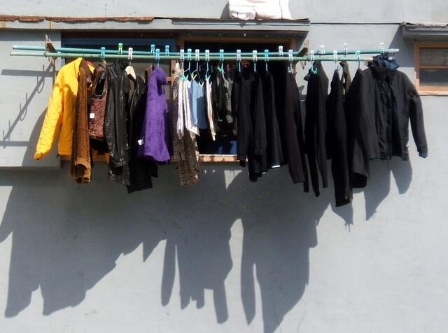 Hier wird die Kleidung gesonnt - Chasing sunbeams!