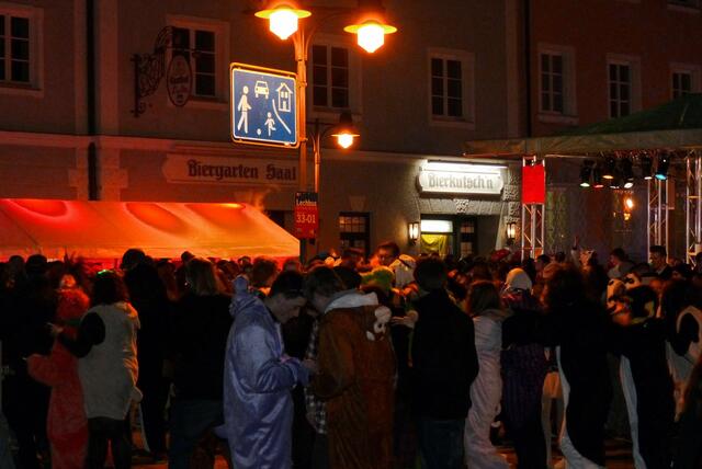 Feiern kann für alle SO schön sein .... (Polizeiwache ist auch gleich in der Nähe)