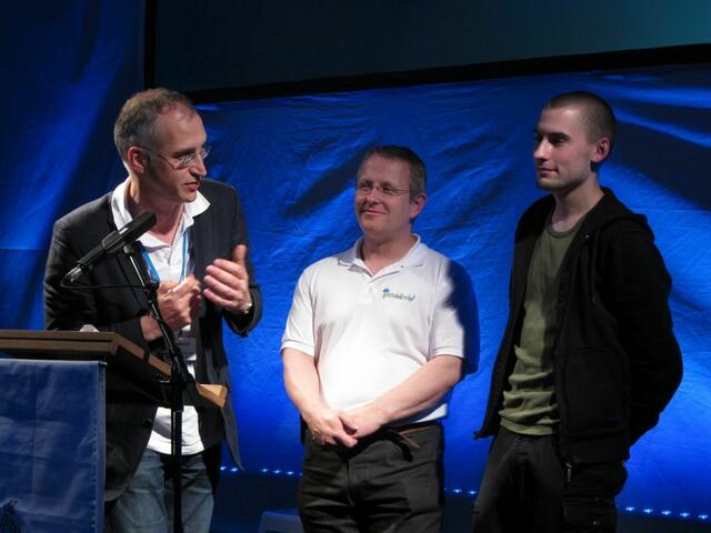 Pfarrer Andreas Engelschalk dankt den Technikern