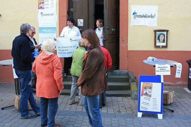Die Kirche ist gerade voll, weswegen niemand hereingelassen wird.