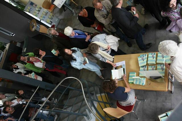 Adriana Altaras signiert ihre Bücher.