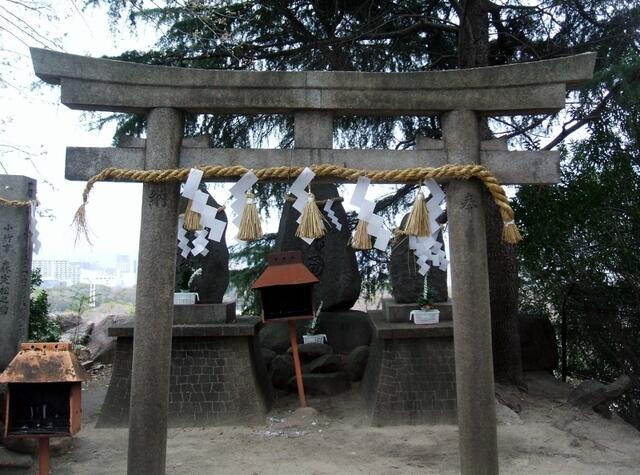 Shinto-Schrein im Park mit Wunschzetteln