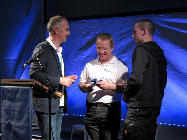 Pfarrer Andreas Engelschalk dankt den Technikern