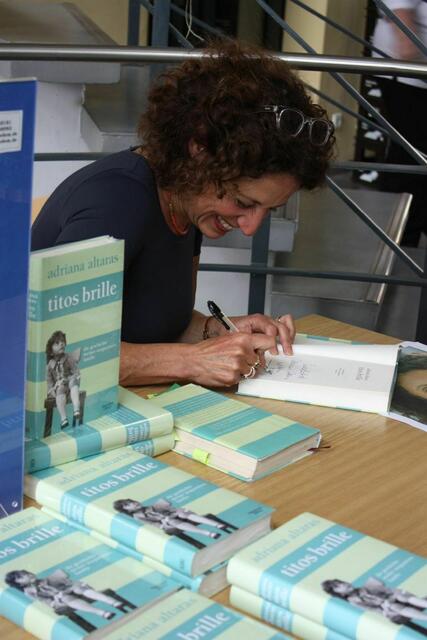 Adriana Altaras signiert ihre Bücher.