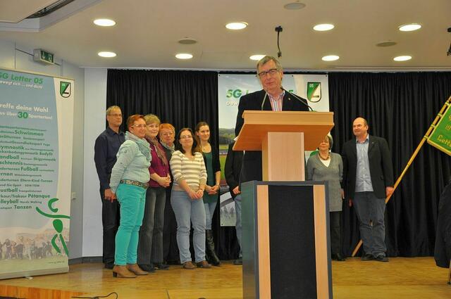 Unser Vorsitzender sichtlich gerührt - Dankt für sein Präsent.