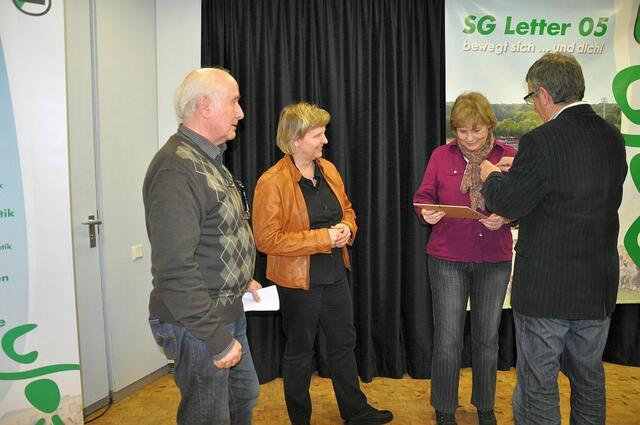 Ehrungen für besondere Verdienste, diesmal gibt es die silbernen Nadeln vom Verein für die Engagierten Damen der Tischtennisabteilung.