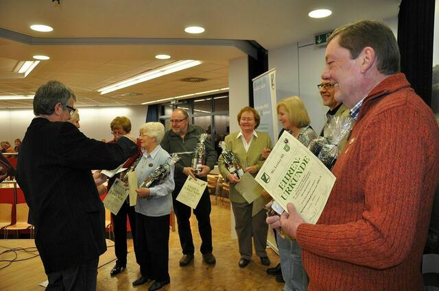 Ehrenurkunden und Ehrennadeln werden verteilt, auch der Regionssportbund hat was zu überreichen.