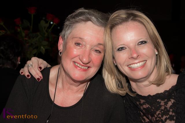27. Ball der Junggebliebenen 2014 in Friedberg - Organisatorin Petra Volles (rechts) mit Gisela Grobauer