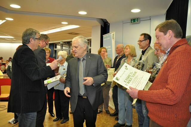 Ulrich Kretschmann nimmt stellvertretend die Ehrungen des Regionssportbundes vor.