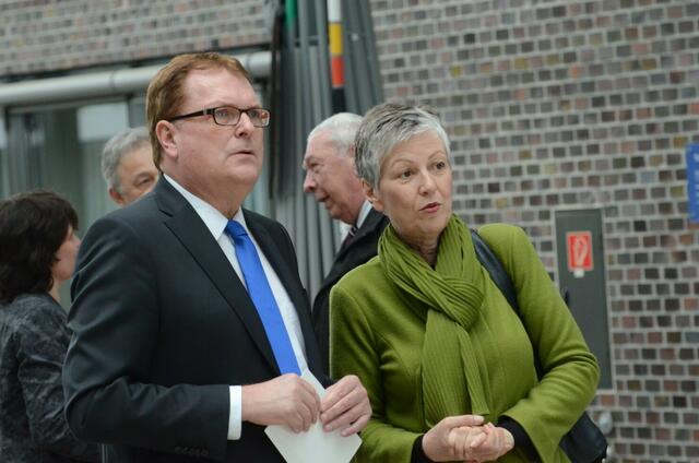 Garbsen wird 40    Bürgermeister Heuer und archivchefin Scholl