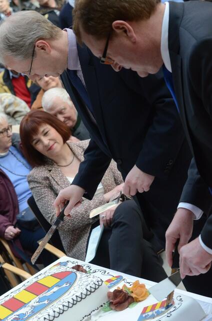 staatssekretärin und MdB Caren Marks beobachtet beide bürgermeister beim anschneiden der hochzeitstorte