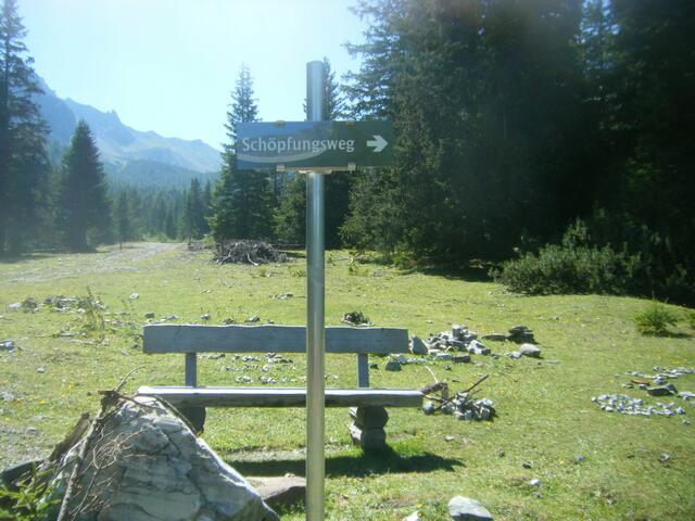 Die Ruhebank mit Hinweisschild...