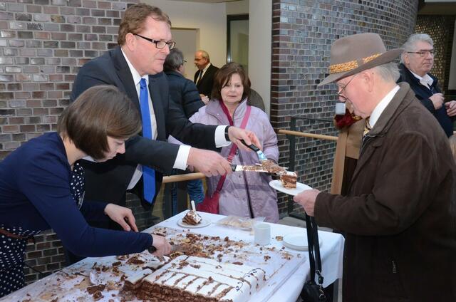 bürgermeister Heuer verteilt den hochzeitskuchen, hier an F. Beike, ortsrat Garbsen