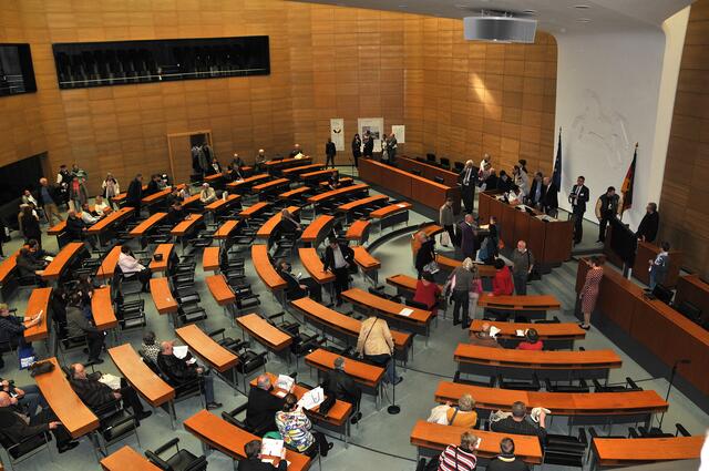 Wo sonst Abgeordnete debatieren konnten einmal normale Bürger Platz nehmen: Der Plenarsaal des Landtags.