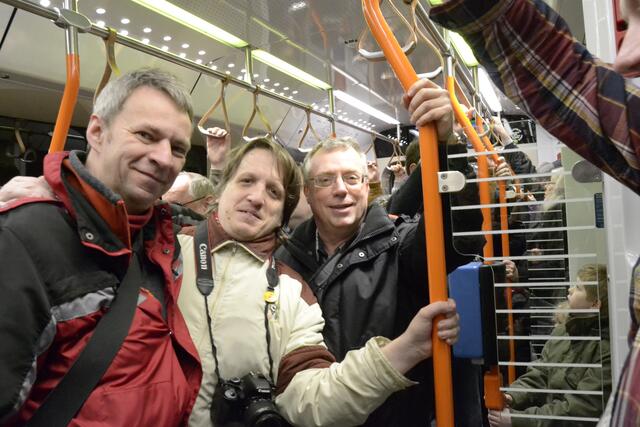 "Kleines MyHeimattreffen" im neuen Stadtbahnwagen: (v.re.) J. Schade, L. Kingenberg und ich | Foto: freundlicher Kameramann von "HAZ-TV"