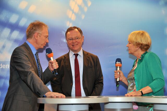 Ministerpräsident Stefan Weil (Mitte) auf der NDR-Bühne.