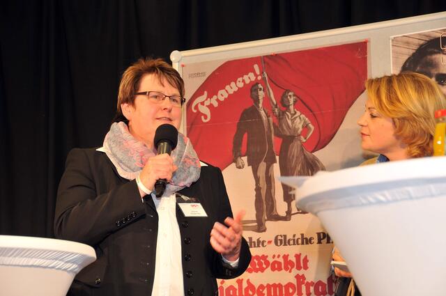 Die SPD-Fraktionsvorsitzende im Landtag Johanne Modder (l.)