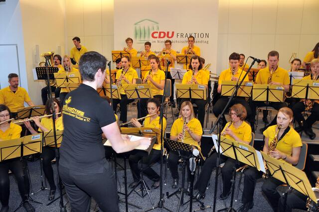 Die YoungStars - ein Jugendblasorchester aus Lehrte - spielte bei der CDU-Fraktion auf.