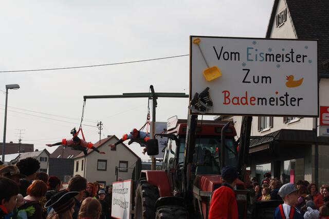 Wie jedes Jahr der krönende Abschluss des Umzuges, die Gablinger Teestube, heuer im Anschluss ans letzte Jahr mit einer irre gewagten und witzigen Konstruktion! DANKE!
