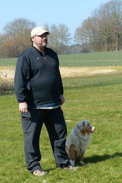 Chris führt die neue Übung nun mit seinem Hund vor ....