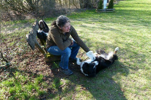 .... eine kleine Massage von der "kurzzeitigen Hundeführerin -  ...... Belohnung für den braven Hund ...