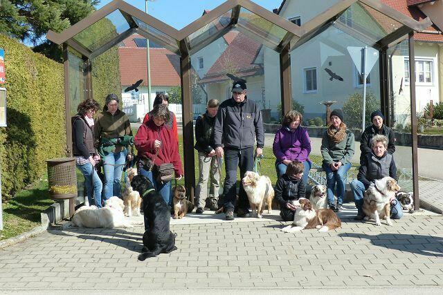 Alle sitzen heute eng aneinander - nur einer hat die A---- Karte ....:-)))