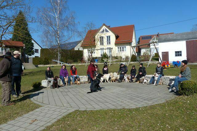 Gruppenbild Dorfplatz ...