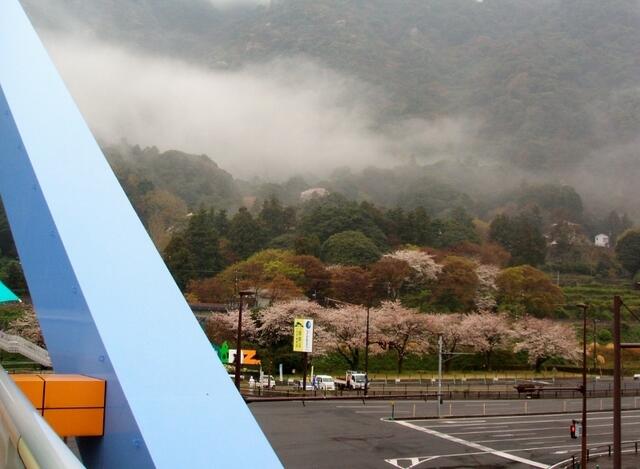 Wasserdampf liegt über der Stadt Beppu