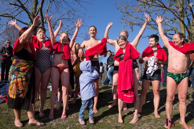 Endspurt im kommunalen Friedberg Wahlkampf 2014 - Frühlings-Anbaden im Friedberger Baggersee