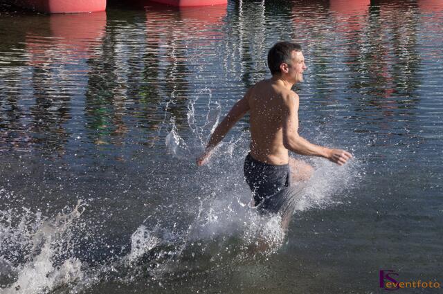 Endspurt im kommunalen Friedberg Wahlkampf 2014 - Frühlings-Anbaden im Friedberger Baggersee - Roland Eichmann beim Sprung ins kalte Wasser