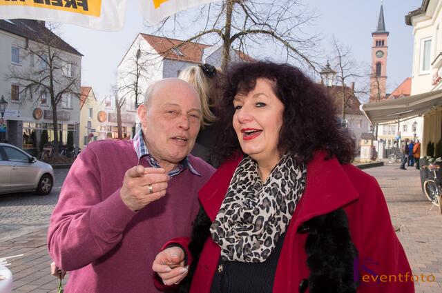 Endspurt im kommunalen Friedberg Wahlkampf 2014 - Reinhold Korper erklärt myheimat-Reporterin Sabina Scherer die geheimen Schachzüge des Wahlkampfs