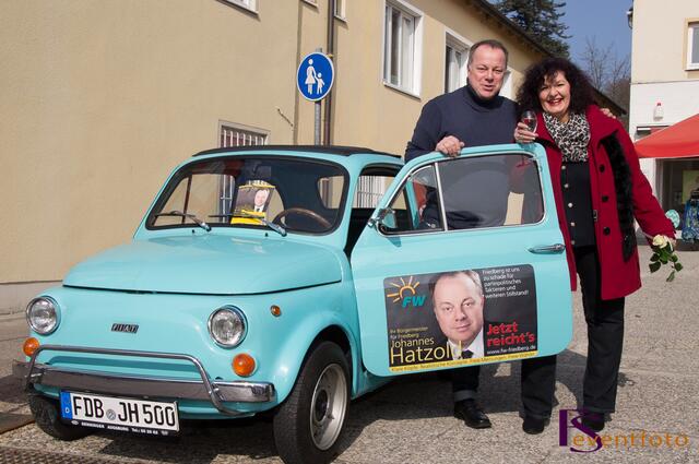 Endspurt im kommunalen Friedberg Wahlkampf 2014 - Kandidat Johannes Hatzold beim Posing mit dem neuen Dienstwagen, zusammen mit myheimat-Reporterin Sabina Scherer