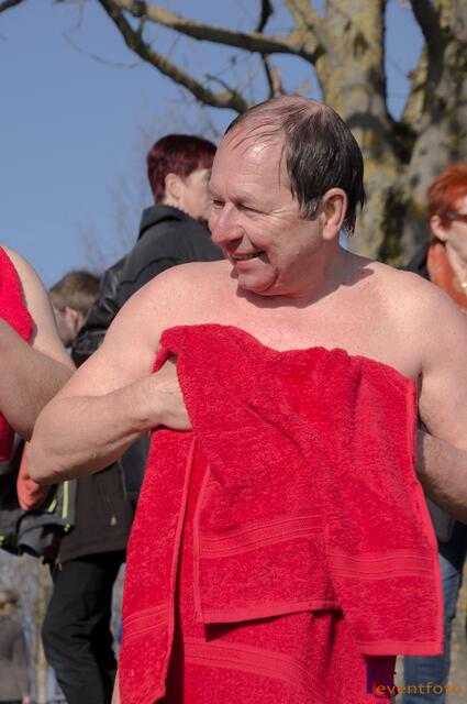 Endspurt im kommunalen Friedberg Wahlkampf 2014 - Frühlings-Anbaden im Friedberger Baggersee - Franz Reißner ist erfrischt und gerüstet für den Wahlkampf-Endspurt