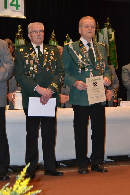 Horst Schulz (li.) Ernennung zum Hauptsportleiter, Manfred Wilk (re.) Ehrenkreuz und Ehrenmitgliedschaft KSV Burgdorf