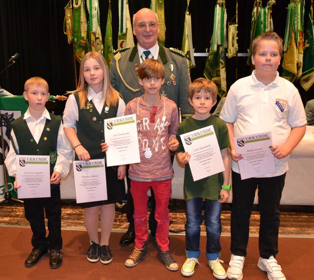 Kinderkönig-Lichtpunkt: 
3. Platz Luca Leo Longerich, Schüzenverein Gut Ziel Wettmar - Silber
2. Platz Marieke Lehmann, Schützenverein Uetze – Silber
1. Platz Luca Tachweski, Schützenverein Neuwarmbüchen – GOLD
4. Platz Linus Degenhardt, Schützenverein Schwüblingsen - Bronze
5. Platz Phillip Hansen, Schützenverein Isernhagen FB – Bronze
(v.l.n.r.)
Herr Jürgen Risch (Sponsor der Königskette)