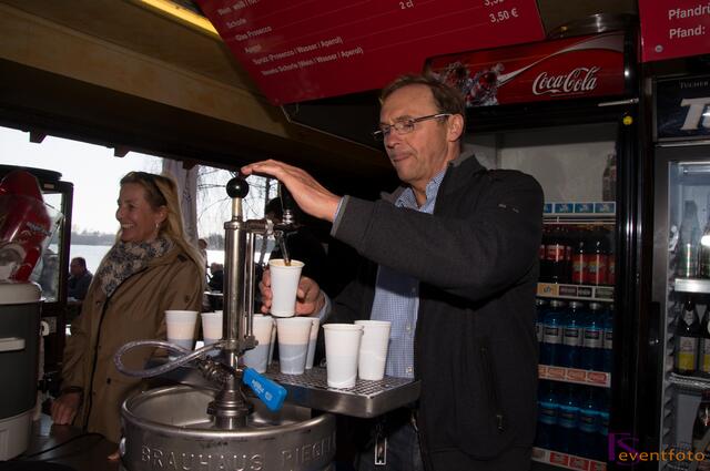 Endspurt im kommunalen Friedberg Wahlkampf 2014 - Frühlings-Anbaden im Friedberger Baggersee - Starkbier gab's von Hans Rupp