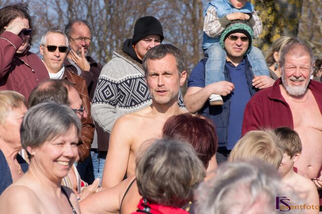 Endspurt im kommunalen Friedberg Wahlkampf 2014 - Frühlings-Anbaden im Friedberger Baggersee