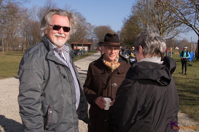 Endspurt im kommunalen Friedberg Wahlkampf 2014 - Frühlings-Anbaden im Friedberger Baggersee