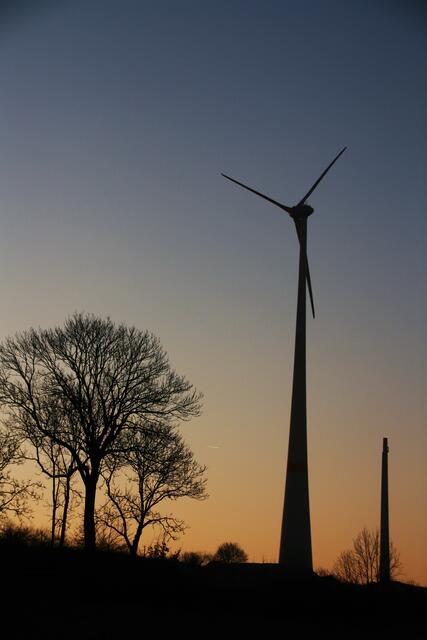Das kleine Windrad, an dem schon die Rotoren entfernt wurden, wirkt neben dem großen winzig
