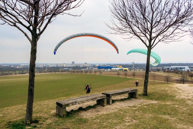 Blick von ganz oben auf die tollkühnen Männer mit ihren fliegenden Kisten