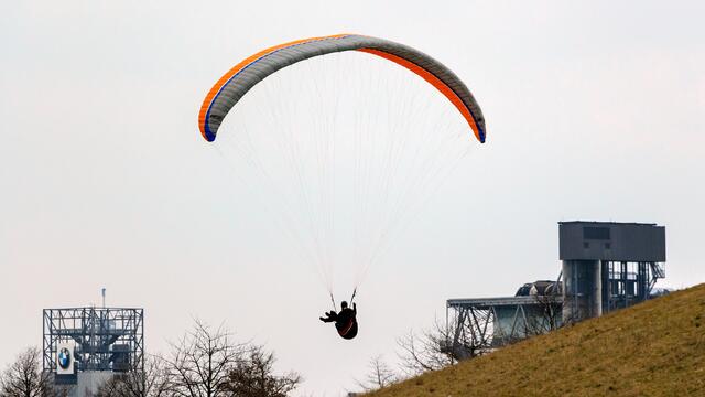 Gleitschirmflieger vor Expo-Kulisse