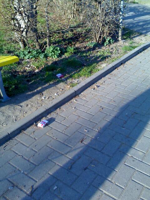 Gronau:Müll_13.03.14_ca.16:30_Zigarettenschachteln, Flaschenverschlüsse usw. bei Bank neben JUZ Maschweg-Wallweg!