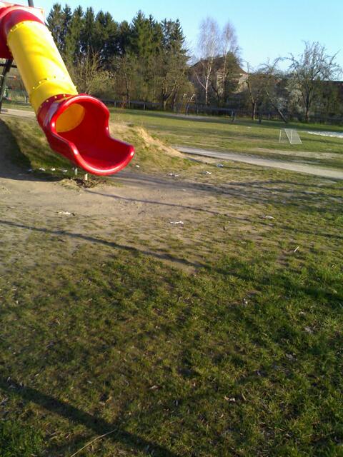 Gronau:Müll_13.03.14_Schule_ca.16:30.Papierabfälle! Pausenaufsicht und Hausmeister blind?