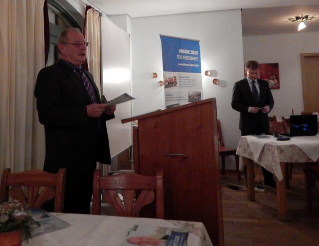 Stadtverbandsvorsitzender Manfred Losinger und Thomas Kleist stellen die Kandidaten auch auf der Leinwand vor