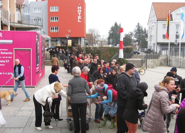 Giebers Kultur-Team versorgt kostenlos die Gruber-Fans mit Butterbrezen und Kaffee