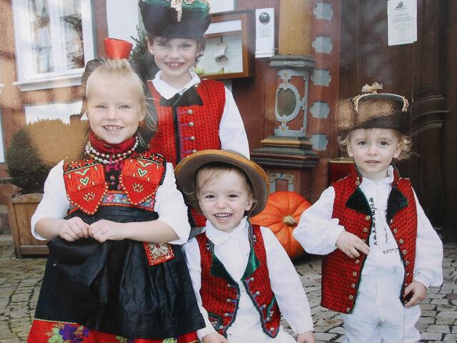 Kinder in ihrer farbigen Tracht