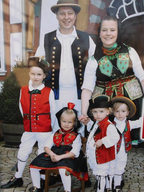 Junges Paar mit Kinder in ihrer prächtigen Tracht