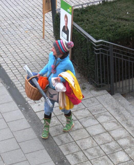 Mit Sack und Pack zur Warteschlange - " ja Mann kommst du mit den Stühlen " !