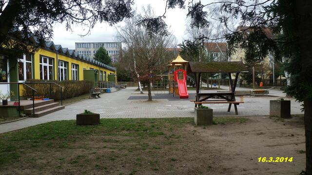 (11) !!! Sonntags + Monatsbilder / Schulhof !!! 16.3.2014 Temperatur: Plus 10°C / 11:51h / 16°C Plus Wind:4-8/ bewölkt /