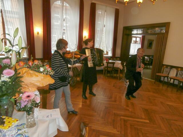 Musik-Trio "Di Finkelstein Kapelye". Band-Leader Thomas Siebert scheint förmlich zu explodieren.